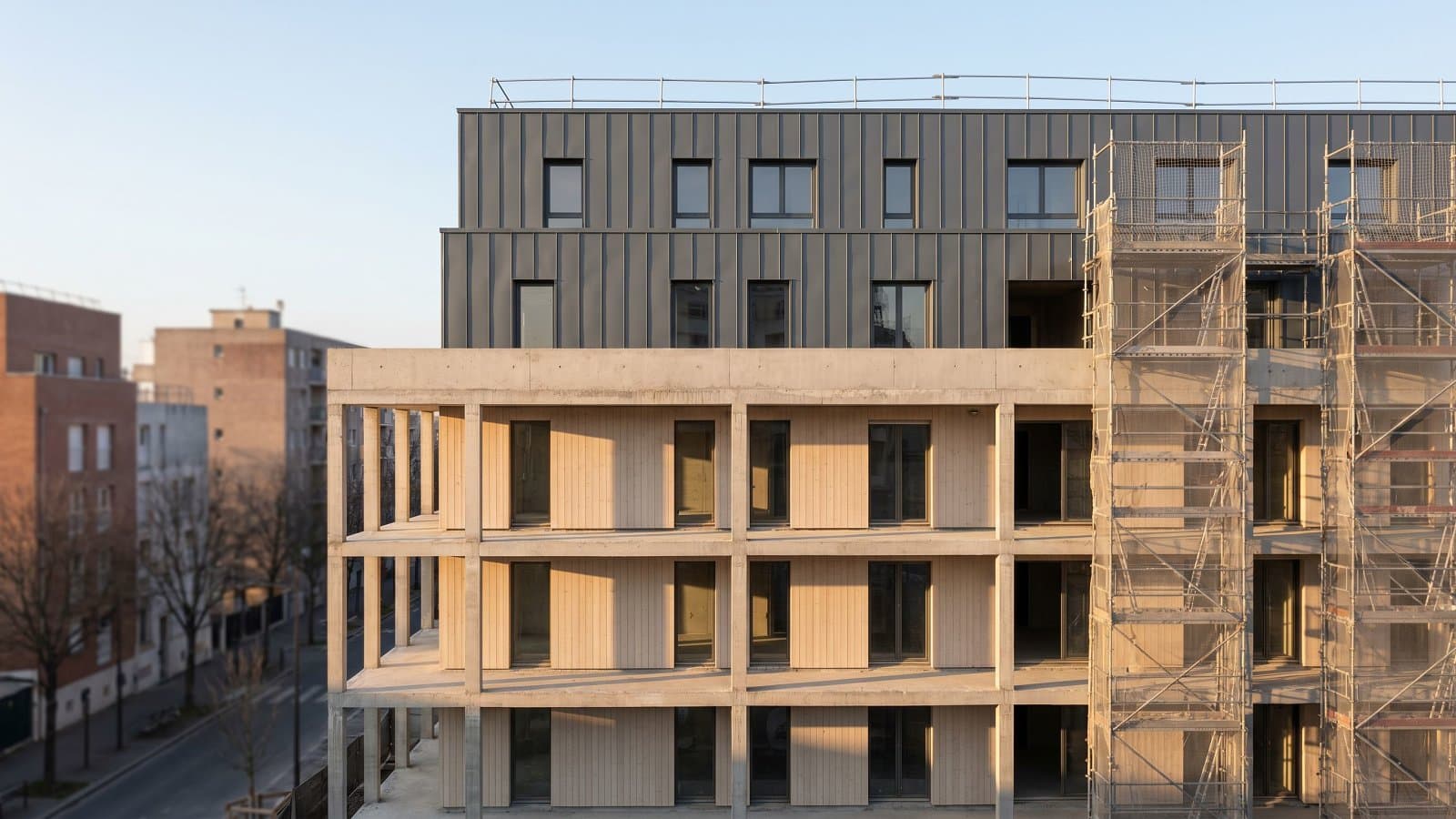 Façade d'un immeuble résidentiel français en fin de chantier, lecture qualité bâti construction rénovation architecture