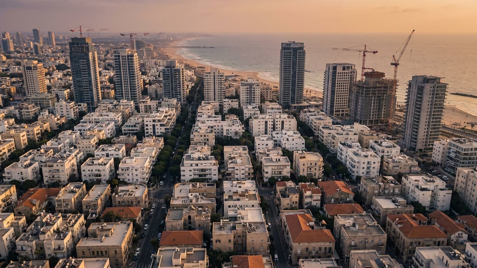תצפית אוויר על קו הרקיע של תל אביב, שילוב בנייני באוהאוס לבנים ומגדלים חדשים